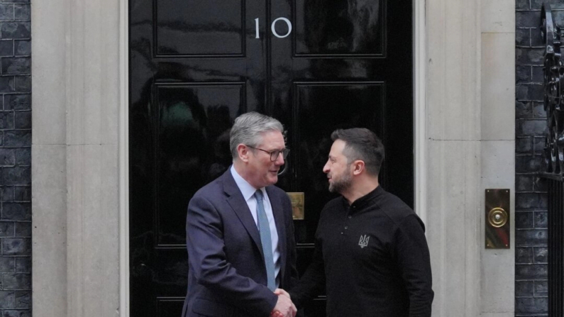 El presidente ucraniano  Volodímir Zelenski es recibido por el primer ministro Sir Keir Starmer a su llegada a Downing Street en Londres el 10 de octubre de 2024. (Jonathan Brady/PA)