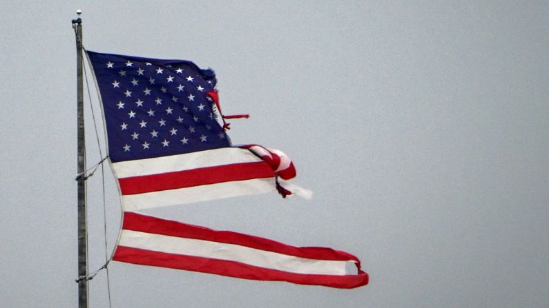 En la imagen, una bandera estadounidense ondea destrozada por el intenso tornado que azotó Cocoa Beach, Florida, el 10 de octubre de 2024. (GIORGIO VIERA/AFP via Getty Images)