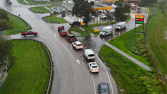 Esta imagen de dron muestra a gente haciendo cola en sus coches para repostar en una gasolinera antes de que el huracán Milton toque tierra en Bradenton, Florida, el 9 de octubre de 2024. (Miguel J. Rodriguez Carrillo/AFP vía Getty Images)