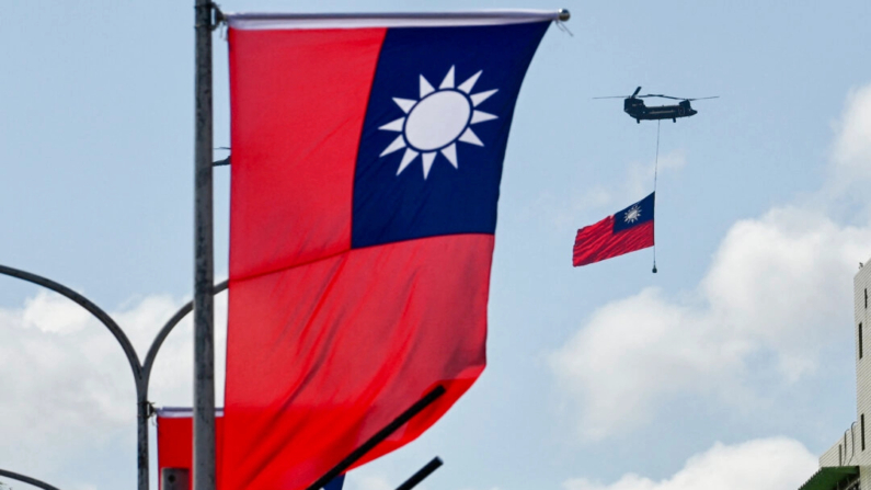 Un helicóptero CH-47 Chinook porta una bandera de Taiwán durante las celebraciones del día nacional en Taipéi, Taiwán, el 10 de octubre de 2021. (Sam Yeh/AFP vía Getty Images)