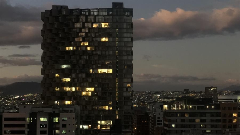 Fotografía de Quito en medio de la crisis energética que atraviesa Ecuador. EFE/ Fernando Gimeno