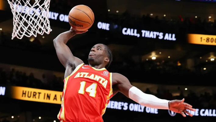 AJ Griffin No.14 de los Atlanta Hawks hace un mate contra los Detroit Pistons durante el cuarto cuarto en el State Farm Arena en Atlanta, Georgia, el 23 de diciembre de 2022. (Kevin C. Cox/Getty Images). 