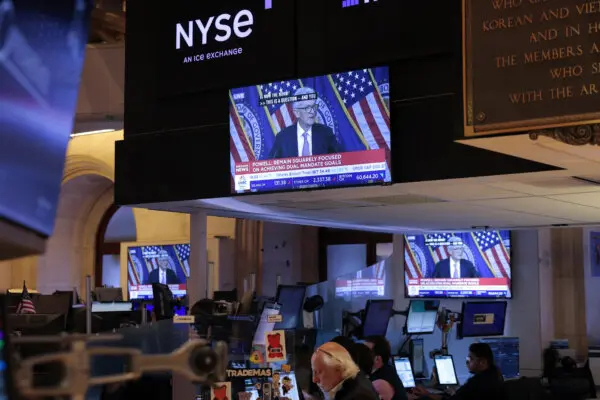 Pantallas en el parqué de la Bolsa de Nueva York muestran una rueda de prensa con el presidente de la Reserva Federal, Jerome Powell, tras un anuncio de tipos de la Reserva Federal, el 18 de septiembre de 2024. (Andrew Kelly/Reuters)