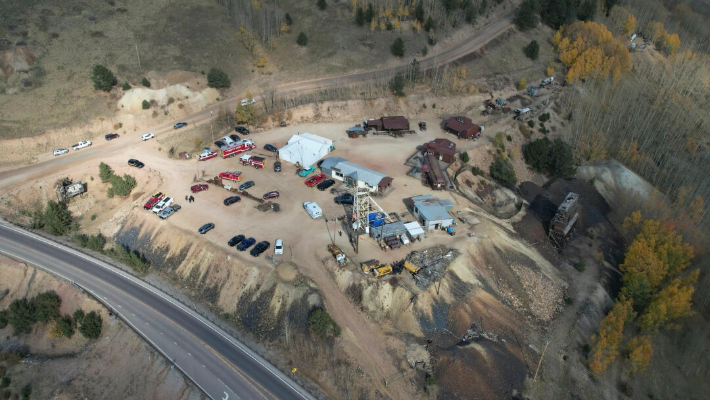 Personal de emergencia en el exterior de la mina de oro Mollie Kathleen en Cripple Creek, Colorado, el 10 de octubre de 2024. (Arthur Trickette-Wile/The Gazette vía AP)
