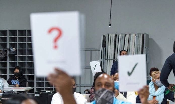 Trabajadores del condado de Gwinnett comienzan su recuento de papeletas en Lawrenceville, Georgia, el 13 de noviembre de 2020. (Megan Varner/Getty Images)