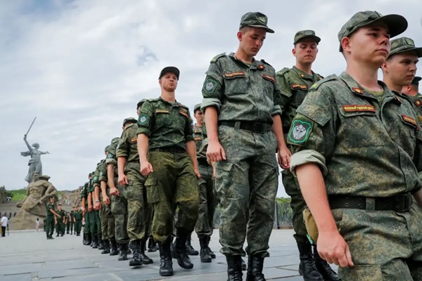 Soldados del ejército ruso marchan durante una acción de apoyo a los soldados que participan en la operación militar en Ucrania, en el Mamaev Kurgan, un monumento conmemorativo de la Segunda Guerra Mundial en Volgogrado, Rusia, el 11 de julio de 2022. (Alexandr Kulikov/Foto AP)
