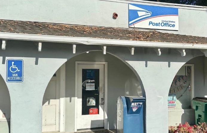 Las autoridades dicen que los ladrones forzaron la puerta principal de la Oficina de Correos de EE. UU. en Ryde, California, una pequeña comunidad en el condado de Sacramento, el 9 de octubre de 2024. (Departamento del Sheriff del Condado de Sacramento)