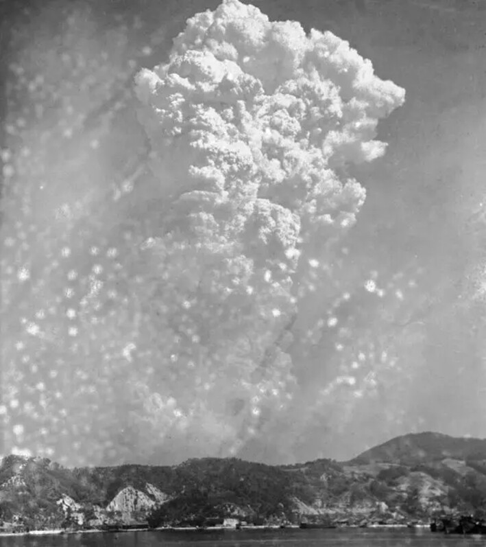 El humo se eleva a unos 20,000 pies sobre Hiroshima, Japón, después de que se lanzara la primera bomba atómica, el 6 de agosto de 1945. (Foto AP)