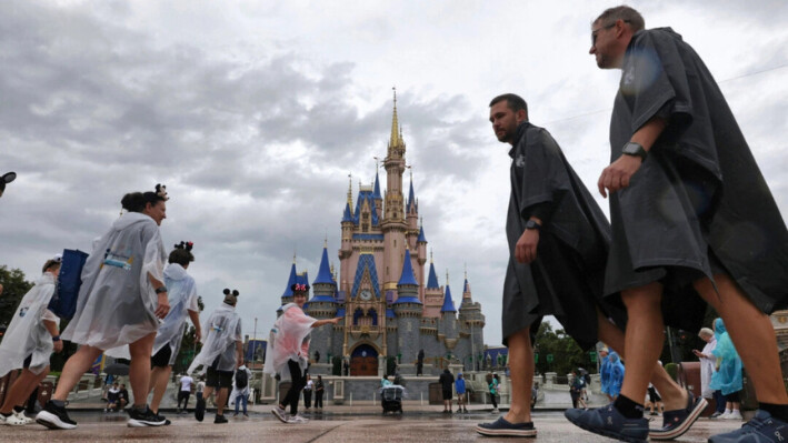 Los visitantes soportan las primeras bandas de lluvia del huracán Milton en Magic Kingdom en Walt Disney World en Bay Lake, Florida, el 9 de octubre de 2024. (Joe Burbank/Orlando Sentinel vía AP)