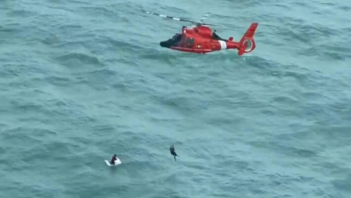 En esta captura de pantalla de un vídeo de la Guardia Costera de EE.UU., un helicóptero de la Estación Aérea de Miami rescata a un hombre frente a Longboat Key, Florida, el 10 de octubre de 2024. (Cortesía de la Guardia Costera de EE.UU.). 