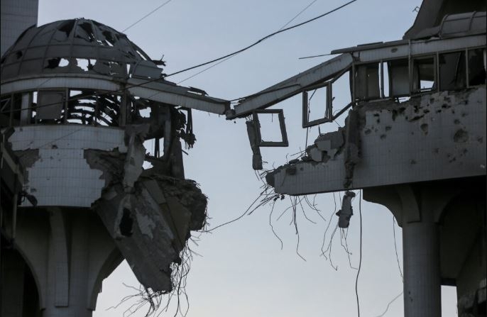 Parte de un edificio destruido en el Hospital Al Shifa después de que las fuerzas israelíes se retiraran del hospital y sus alrededores tras una operación de dos semanas, en medio del conflicto entre Israel y Hamás, en la ciudad de Gaza el 1 de abril de 2024. (Dawoud Abu Alkas/Reuters)