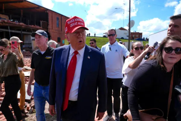 El candidato presidencial republicano Donald Trump camina frente a la tienda de muebles Chez What durante su visita a Valdosta, Georgia, el 30 de septiembre de 2024. (Evan Vucci/AP Photo)