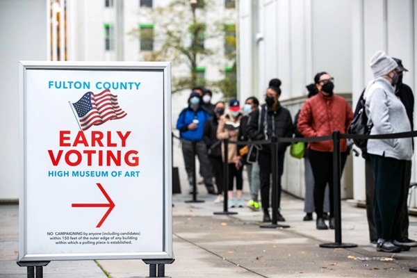 Fotografía de archivo de votantes haciendo cola para depositar su voto durante el primer día de votación anticipada en la segunda vuelta del Senado de Estados Unidos, en Atlanta, Georgia, el 14 de diciembre de 2020. (Jessica McGowan/Getty Images)
