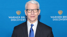 Anderson Cooper, presentador de CNN es golpeado por escombros durante cobertura del huracán Milton