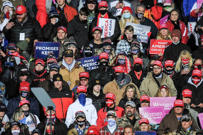 Seguidores observan al presidente Donald Trump mientras habla durante un mitin de campaña en Omaha, Nebraska, el 27 de octubre de 2020. (Steve Pope/Getty Images)