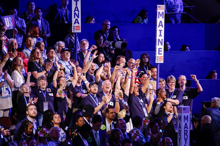 Miembros de la delegación de Maine emiten sus votos durante la ceremonia de votación nominal de los estados en la Convención Nacional Demócrata, en Chicago, el 20 de agosto de 2024. (Chip Somodevilla/Getty Images)