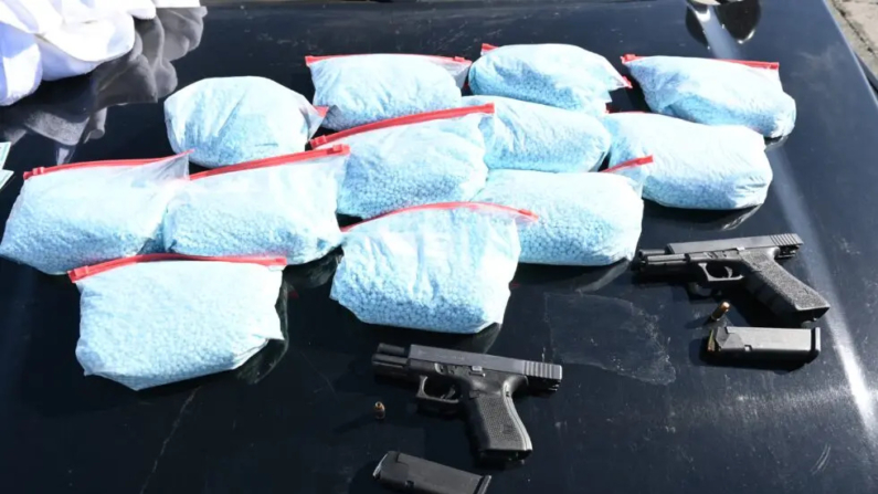 Las autoridades incautaron de 120,000 pastillas con fentanilo y dos pistolas durante un control de tráfico en la I-5 en Los Baños, California, el 4 de octubre. (Patrulla de Carreteras de California). 