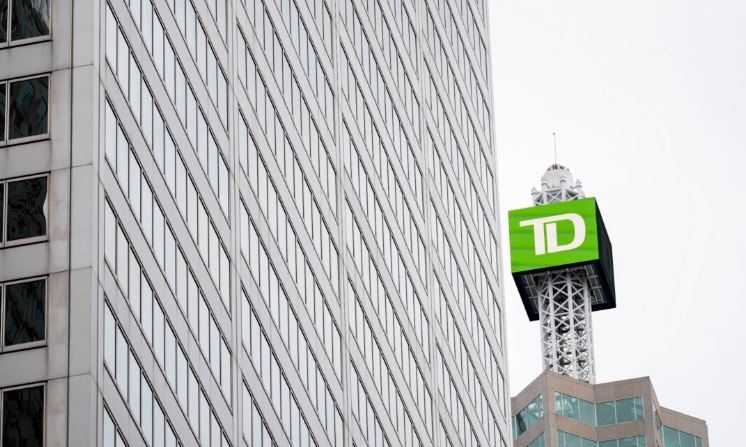 Cartelería del TD Bank en el distrito financiero de Toronto el 8 de septiembre de 2023. (Andrew Lahodynsky/The Canadian Press)