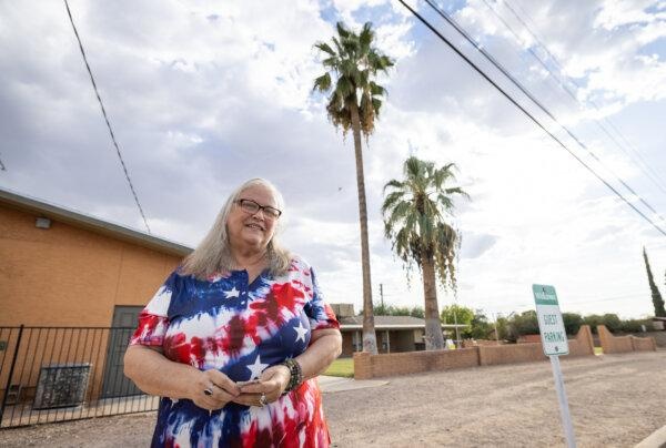 Mary Jo Odom deposita su voto anticipado en Tucson, Arizona, el 9 de octubre de 2024. (John Fredricks/The Epoch Times)