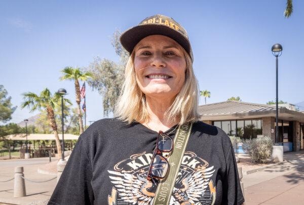 Susan Rosener deposita su voto anticipado en Scottsdale, Arizona, el 10 de octubre de 2024. (John Fredricks/The Epoch Times)