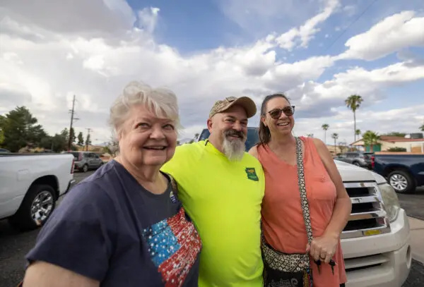 Ann (I), Troy (M) y Trisha (D) Goddard terminan el proceso de votación anticipada en Tucson, Arizona, el 9 de octubre de 2024. (John Fredricks/The Epoch Times)