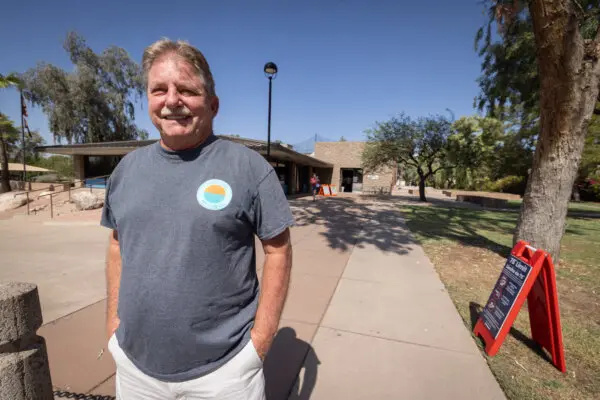 Jeff Gilb deposita su voto anticipado en Scottsdale, Arizona, el 10 de octubre de 2024. (John Fredricks/The Epoch Times)