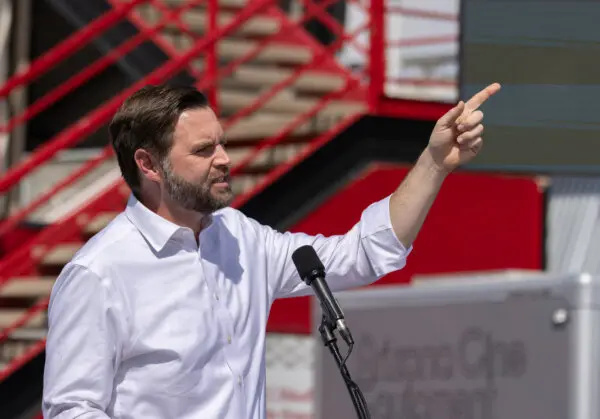 El senador JD Vance (R-Ohio) habla en Tucson, Arizona, el 9 de octubre de 2024. (John Fredricks/The Epoch Times)