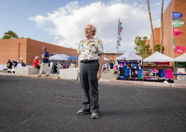 Richard Trible estaba entre los partidarios de la vicepresidenta Kamala Harris fuera de un evento en Tucson, Arizona, el 9 de octubre de 2024. (John Fredricks/The Epoch Times)