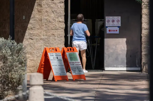 Votantes acuden a las urnas en Scottsdale, Arizona, el 10 de octubre de 2024. (John Fredricks/The Epoch Times)