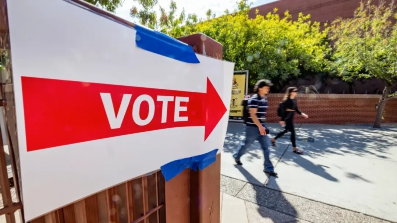 Votantes se preparan para emitir su voto anticipado en Tempe, Arizona, el 10 de octubre de 2024. (John Fredricks/The Epoch Times)
