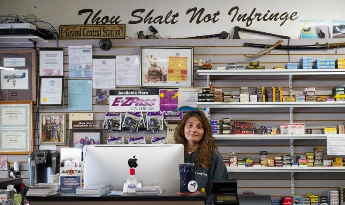 La tienda Gun Lady en el centro de Port jervis, Nueva York, el 10 de octubre de 2022. (Cara Ding/The Epoch Times)