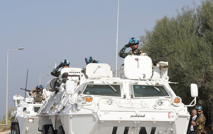 Los vehículos de la FPNUL recorren la carretera principal que conduce a la ciudad de Naqura, en el sur del Líbano, cerca de la frontera con Israel, el 27 de octubre de 2022. (Mahmoud Zayyat/AFP vía Getty Images)