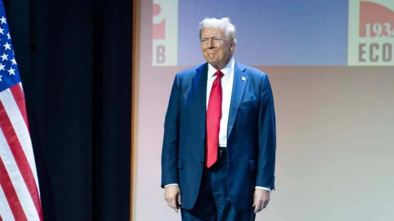 El candidato presidencial republicano, el expresidente Donald J. Trump, llega para hablar en el Club Económico de Detroit en Detroit, Michigan, el 10 de octubre de 2024. (Madalina Vasiliu/The Epoch Times)
