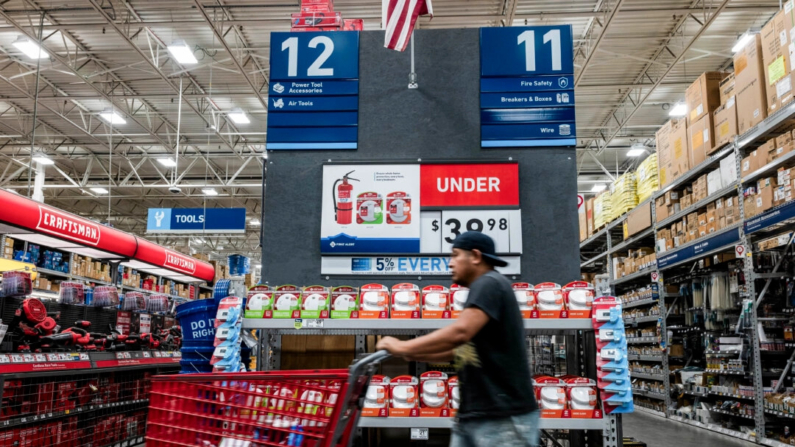 Varias personas compran en una tienda de artículos para el hogar en Nueva York, el 14 de agosto de 2024. (Spencer Platt/Getty Images)
