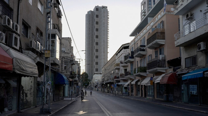 Varias personas pasean en bicicleta por una calle vacía durante la festividad judía de Yom Kippur, en Tel Aviv (Israel), el 11 de octubre de 2024. (Sharon Aronowicz/AFP vía Getty Images)