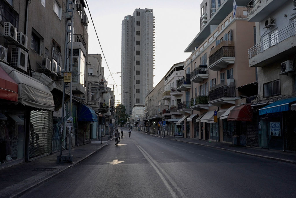 Un dron impacta en edificio de Herzliya, en el centro de Israel, sin víctimas confirmadas