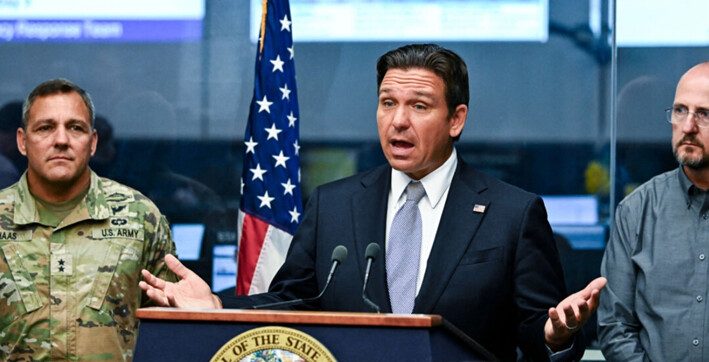 El gobernador de Florida, Ron DeSantis, habla durante una conferencia de prensa en el Centro de Operaciones de Emergencia del Estado, en Tallahassee, Florida, el 26 de septiembre de 2024. (Chandan Khanna/AFP vía Getty Images)