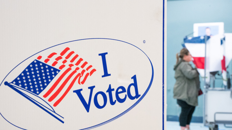 Imagen de archivo: Un votante emite su voto en una estación de votación en Nashville, Tennessee, durante el "Super Tuesday" el 5 de marzo de 2024.  SETH HERALD/AFP via Getty Images)