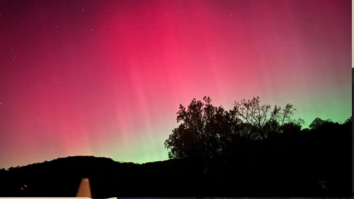 La aurora boreal sobre Highland Ralls, Nueva York, el 10 de octubre de 2024. (Rita Qi/NTD)