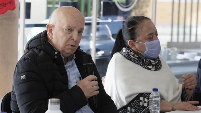 El consejero comisionado para la paz, Otty Patiño, habla durante la instalación del VI ciclo de diálogos de paz con el Estado Mayor Central, este viernes 11 de octubre de 2024 en Bogotá (Colombia). EFE/ Carlos Ortega