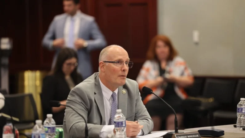 El representante John Moolenaar (republicano de Michigan), presidente del Comité Selecto de la Cámara de Representantes sobre el PCCh, habla en una mesa redonda en Washington el 23 de mayo de 2024. (Cortesía del Comité Selecto de la Cámara de Representantes sobre el PCCh)
