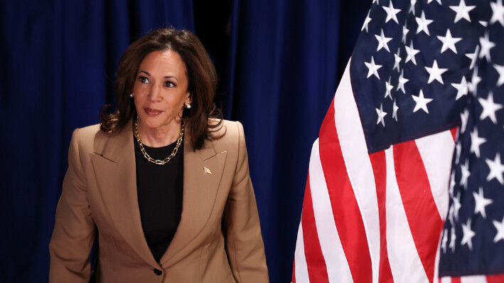 La candidata presidencial demócrata, la vicepresidenta de EE.UU. Kamala Harris, llega a un ayuntamiento de Univision en el Cox Pavilion de la UNLV el 10 de octubre de 2024 en Las Vegas, Nevada. (Justin Sullivan/Getty Images)