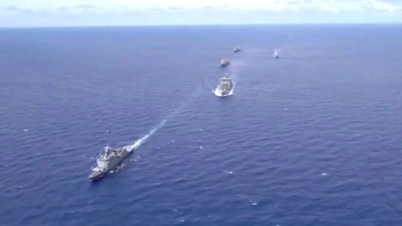 Buques navales de Filipinas, Estados Unidos, Australia, Japón y Nueva Zelanda participan en unas maniobras conjuntas en el Mar de China Meridional el 29 de septiembre de 2024. (Fuerzas Armadas de Filipinas vía Reuters/Screenshot vía The Epoch Times)