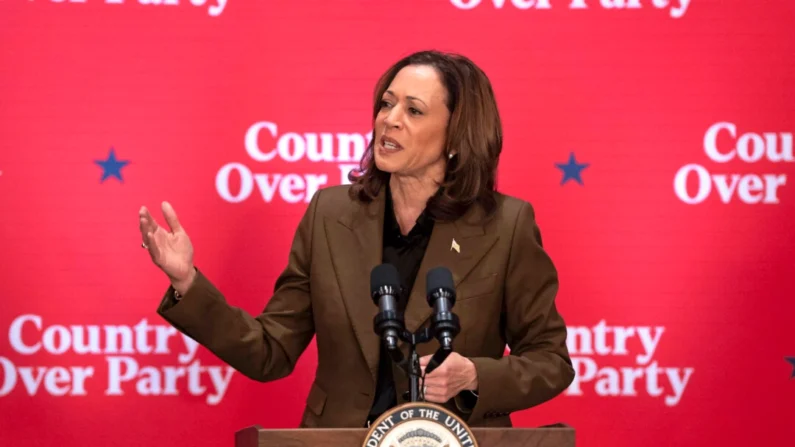 La vicepresidenta y candidata presidencial demócrata Kamala Harris pronuncia un discurso en un acto de Republicanos por Harris en Scottsdale, Arizona, el 11 de octubre de 2024. (Rebecca Noble/AFP vía Getty Images)