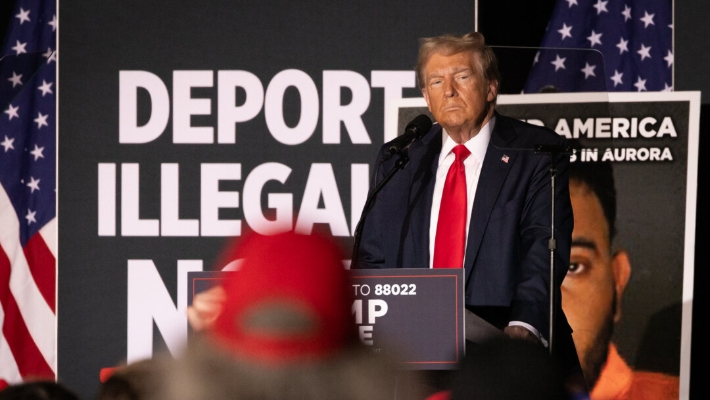 El expresidente Donald Trump habla a sus partidarios en Aurora, Colorado, el 11 de octubre de 2024. (John Fredricks/The Epoch Times)