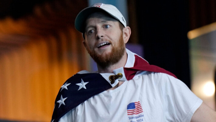 El marido de Madeline Musselman, Patrick Woepse, reacciona en las gradas después de que Estados Unidos ganara un partido de cuartos de final femenino entre Estados Unidos y Hungría, en los Juegos Olímpicos de Verano de 2024 en París, el 6 de agosto de 2024. (Luca Bruno/Foto AP).