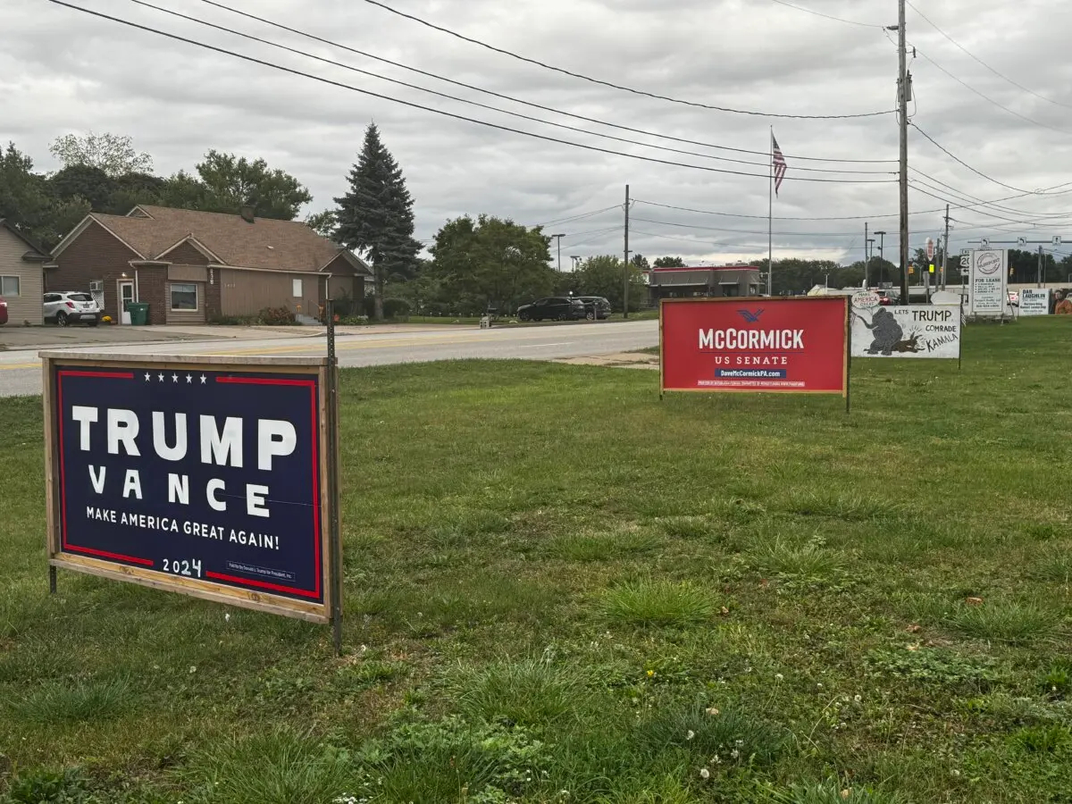 Carteles a lo largo de una importante carretera muestran el apoyo al expresidente Donald Trump, al senador JD Vance (R-Ohio) y al aspirante al Senado Dave McCormick en el condado de Erie, Pensilvania, el 30 de septiembre. (Joseph Lord/The Epoch Times)