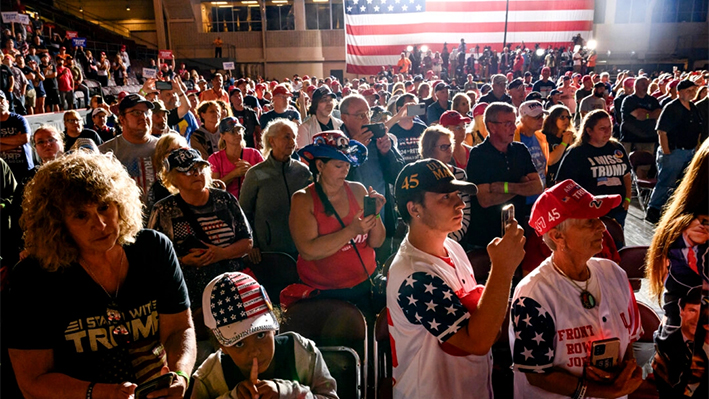 Seguidores escuchan mientras el expresidente Donald Trump habla en el Erie Insurance Arena en Erie, Pensilvania, mientras hace campaña por la nominación del Partido Republicano el 29 de julio de 2023. (Jeff Swensen/Getty Images)