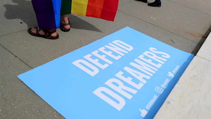 Una pancarta en apoyo a los Dreamers DACA yace en las escaleras de la Corte Suprema de Estados Unidos en Washington el 15 de junio de 2020. (Tom Brenner/Reuters)