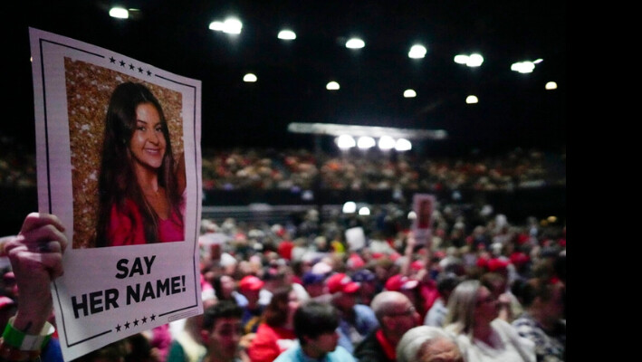 Un simpatizante sostiene un cartel con una foto de Laken Riley antes de que el candidato presidencial republicano, el expresidente Donald Trump, hable en un mitin de campaña en Roma, Georgia, el 9 de marzo de 2024. (Mike Stewart/Foto AP). 